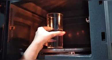 Imagem ilustrativa da notícia: Saiba sobre os risco de aquecer água e leite no micro-ondas