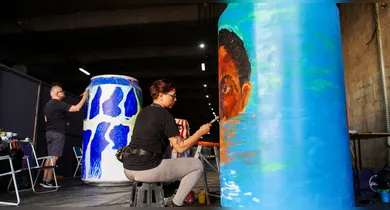 Imagem ilustrativa da notícia: Exposição de latas de bebidas gigantes conscientiza sobre sustentabilidade