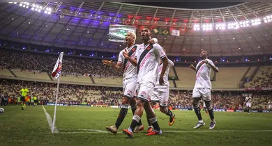 Imagem ilustrativa da notícia: Com um a menos, Vasco vence o Fortaleza no Castelão