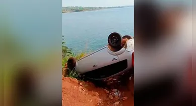 Imagem ilustrativa da notícia: Vídeo: veículo capota após bater em parapeito de ponte no PA