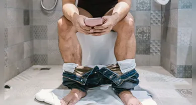 Imagem ilustrativa da notícia: Uso do celular no banheiro pode elevar risco de hemorroidas
