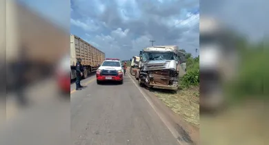 Imagem ilustrativa da notícia: Colisão entre caminhões na BR-155 causa interdição parcial