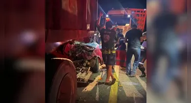Imagem ilustrativa da notícia: Veículo entra com tudo em traseira de caminhão resultando em morte