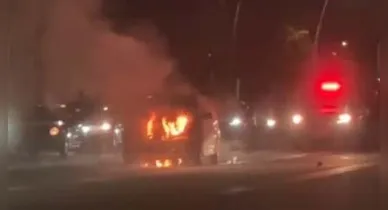 Imagem ilustrativa da notícia: Vídeo: carro pega fogo em frente ao Estádio do Mangueirão