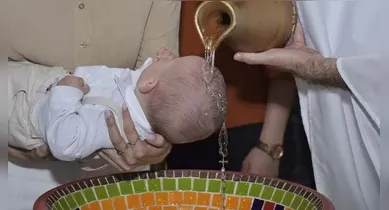 Imagem ilustrativa da notícia: Foto de batismo viraliza após água formar imagem de terço; veja
