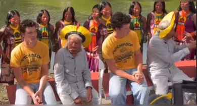 Imagem ilustrativa da notícia: VÍDEO: Shawn Mendes e Cacique Raoni se encontram em Belém; veja