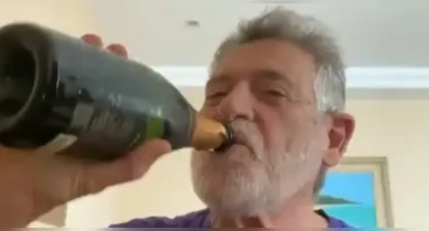 Imagem ilustrativa da notícia: Com champanhe, José de Abreu comemora prisão de Bolsonaro