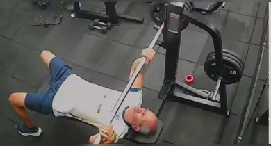 Imagem ilustrativa da notícia: Carnavalesco morre ao ser atingido por barra de supino em academia