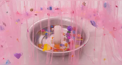 Imagem ilustrativa da notícia: 'Mãos cintilantes, brincadeiras etéreas', de Evelyn Cruvinel, celebra a infância.