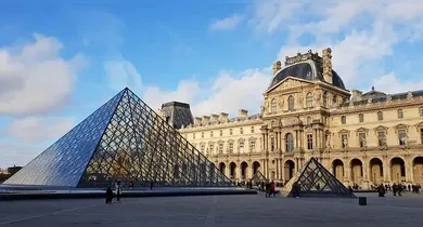 Imagem ilustrativa da notícia: Coroa roubada do Louvre é encontrada danificada nas ruas de Paris