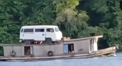 Imagem ilustrativa da notícia: VÍDEO: kombi é transportada em cima de barco no Pará