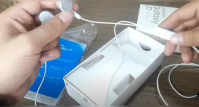 Imagem ilustrativa da notícia: Por que alguns fones têm um fio maior que o outro? Entenda