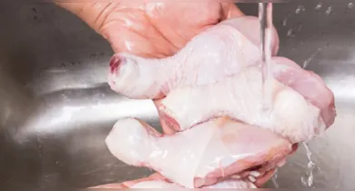 Imagem ilustrativa da notícia: Lavar o frango antes de cozinhar pode matar; veja o porquê