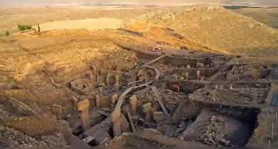 Imagem ilustrativa da notícia: Estátua humana de 12 mil anos é descoberta em parede na Turquia