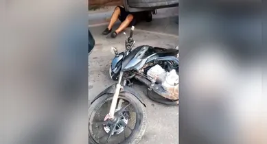 Imagem ilustrativa da notícia: Vídeo: jovem escapa da morte se jogando em grades de ponte