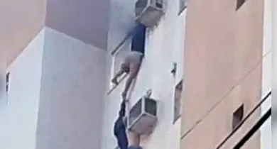 Imagem ilustrativa da notícia: Vídeo: mulher se pendura em ar-condicionado durante incêndio