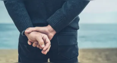 Imagem ilustrativa da notícia: Anda com as mãos atrás das costas? Saiba o que significa