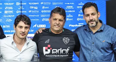Imagem ilustrativa da notícia: Frontini: "Mais fácil trocar o comando do que 30 jogadores"