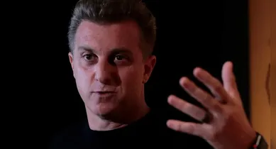 Imagem ilustrativa da notícia: Em gravação com indígenas, Luciano Huck proíbe celular e roupa