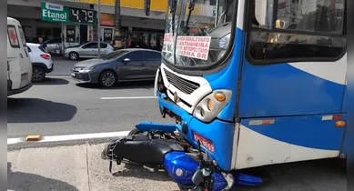 Imagem ilustrativa da notícia: Casal fica ferido em colisão de ônibus e moto na Almirante Barroso
