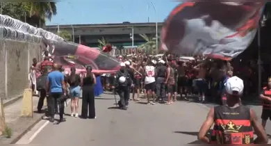 Imagem ilustrativa da notícia: Rumo ao Catar, AeroFla tem festa contida e torcida afastada do ônibus