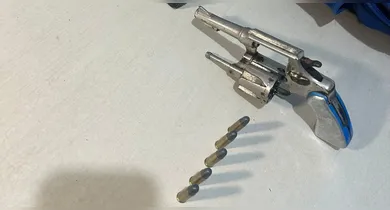 Imagem ilustrativa da notícia: Mãe é presa após deixar filho sozinho com revólver no Pará