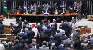 Imagem ilustrativa da notícia: Câmara aprova durante a madrugada PL que reduz pena de Bolsonaro