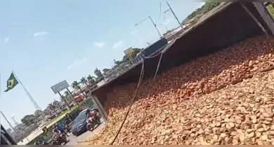 Imagem ilustrativa da notícia: Vídeo: carreta tomba no elevado da Independência em Belém