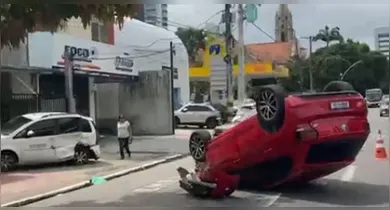 Imagem ilustrativa da notícia: VÍDEO: carro capota após colisão e interdita avenida em Belém