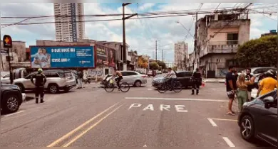 Imagem ilustrativa da notícia: Deiveson mostra sinalização de 'PARE' em cruzamento após acidente