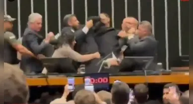 Imagem ilustrativa da notícia: Glauber Braga é retirado à força de plenária após ocupar cadeira de Motta