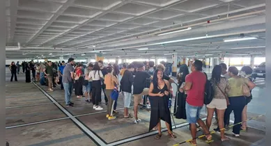 Imagem ilustrativa da notícia: Fãs fazem 4 andares de fila por ingressos do Guns N' Roses em Belém