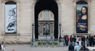 Imagem ilustrativa da notícia: Ladrões invadem Museu do Louvre, levam joias em minutos e fogem de scooter