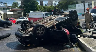 Imagem ilustrativa da notícia: Vídeo: carro capota em batida e deixa mulher ferida em Belém