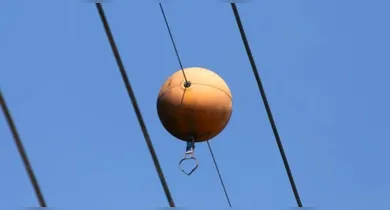 Imagem ilustrativa da notícia: O que são as "bolas de basquete" em fios de alta tensão?