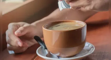 Imagem ilustrativa da notícia: Trocar açúcar por adoçante emagrece? Especialista explica