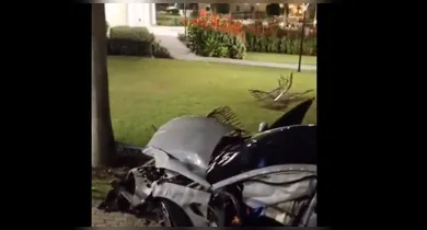 Imagem ilustrativa da notícia: Vídeo: carro de luxo colide contra muro e invade igreja na Centenário