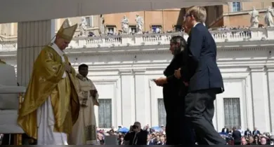 Imagem ilustrativa da notícia: Mãe de Carlo Acutis participa da canonização do filho em Roma
