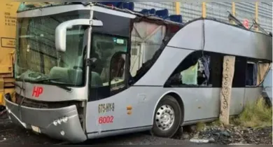 Imagem ilustrativa da notícia: Vídeo: trem atinge ônibus e deixa ao menos dez mortos no México