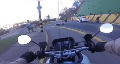Imagem ilustrativa da notícia: Influenciador empina moto e quase atropela policiais