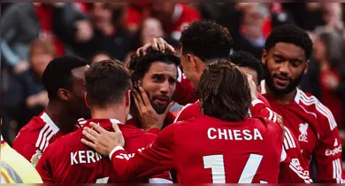 Imagem ilustrativa da notícia: Liverpool vence Arsenal e assume liderança da Premier League