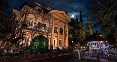 Imagem ilustrativa da notícia: Mulher morre em mansão assombrada da Disney