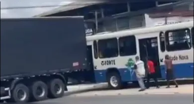 Imagem ilustrativa da notícia: Vídeo: colisão de caminhão e ônibus complica o trânsito na entrada de Belém