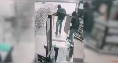 Imagem ilustrativa da notícia: Vídeo: tiroteio em tentativa de assalto gera pânico em supermercado