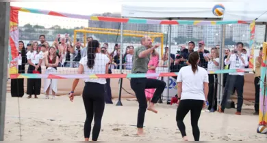 Imagem ilustrativa da notícia: Vídeo: Príncipe William joga volei com Carol Solberg em Copacabana