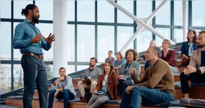 O programa foi estruturado para atender tanto pessoas sem experiência quanto aquelas que já possuem vivência em apresentações públicas.