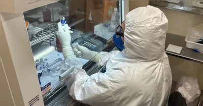 A bomba funciona por pressão de um balão de silicone e não possui partes eletrônicas, o que garante segurança e praticidade.