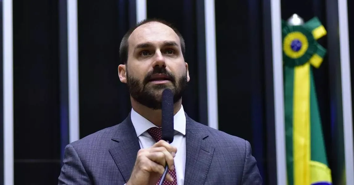 Imagem ilustrativa da notícia: PF determina que Eduardo Bolsonaro reassuma cargo de escrivão
