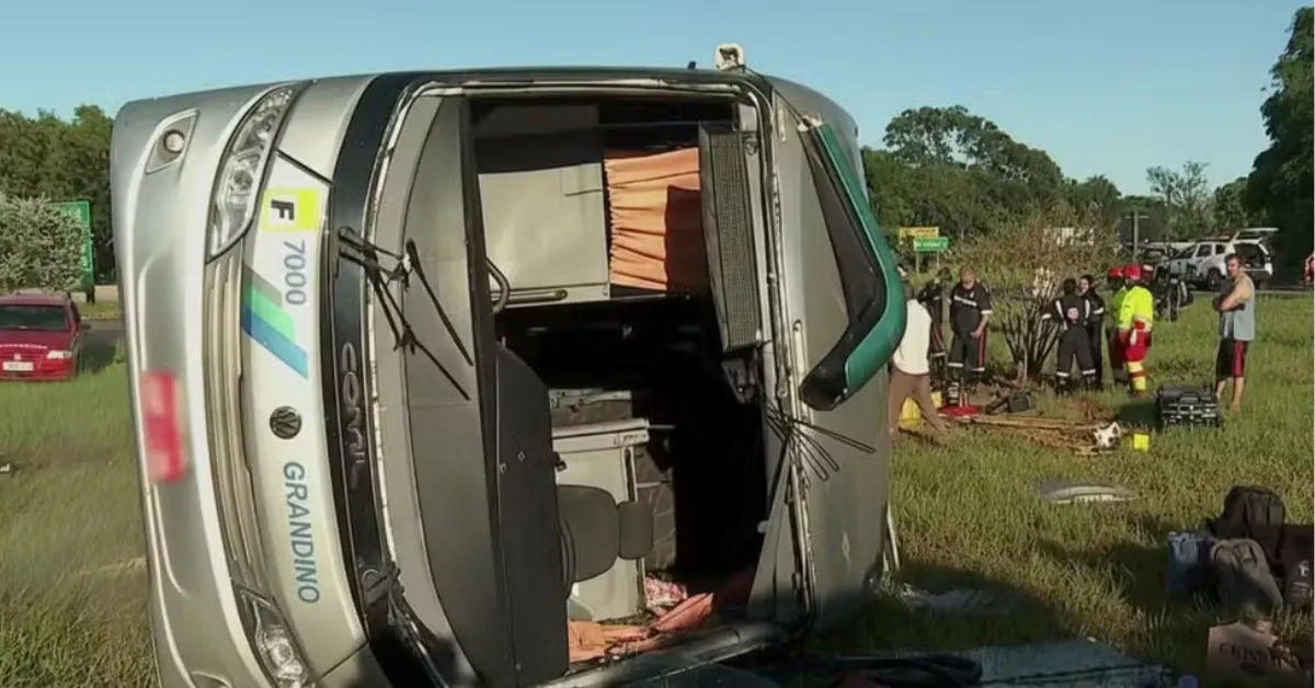 Imagem ilustrativa da notícia: Ônibus tomba em alta velocidade com 40 pessoas no interior de São Paulo