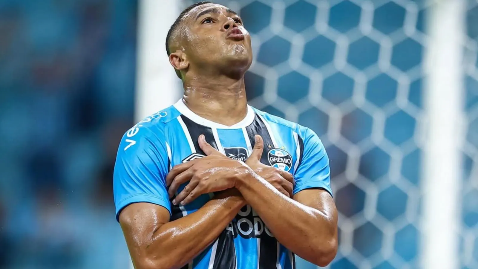 Imagem ilustrativa da notícia: Com 3 gols de Carlos Vinícius, Grêmio goleia Botafogo no Brasileirão
